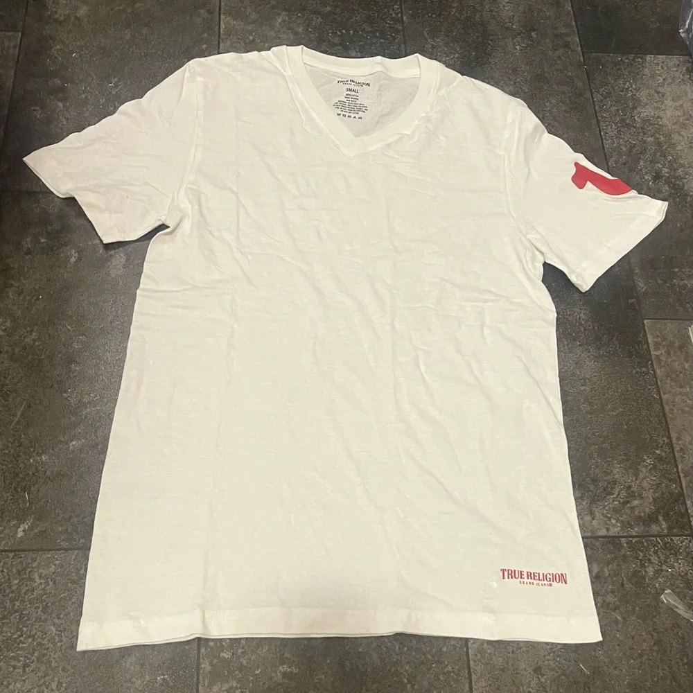 Sara* New! True Religion White V-neck T-Shirt with Red Metallic Horseshoe